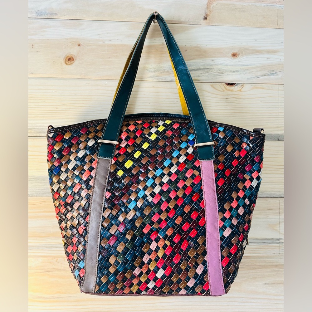 Chaos by Elsie leather bag with a rainbow fábric pattern